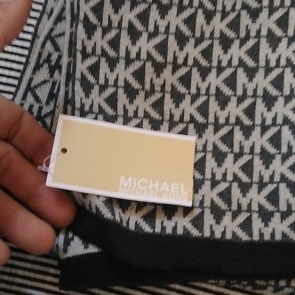 🎁💝NWT Michael Kors dark grey and light grey matching scarf and gloves - Picture 3 of 6